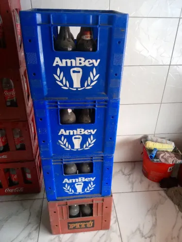 Engradado com vasilhames de cerveja
