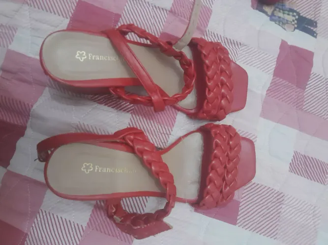 SANDÁLIA COM DETALHES DE USO