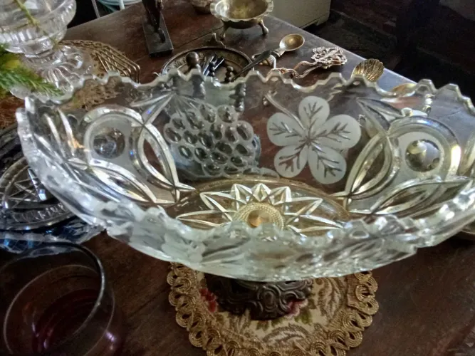 Linda fruteira do final dos anos 70 , início de 80 em cristal e com base em metal
