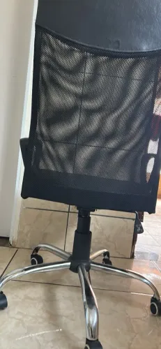 Cadeira de Escritório Preta com Rodinhas ? R$200