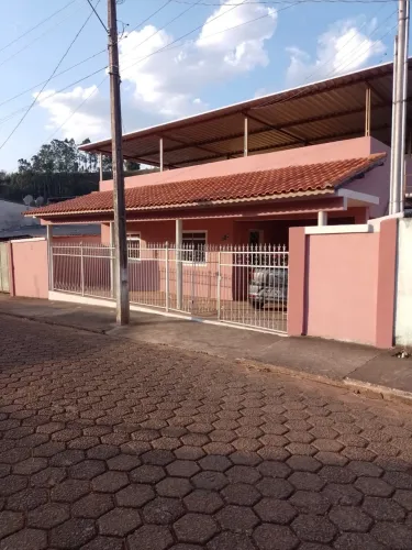Casa com boa localização em Seritinga