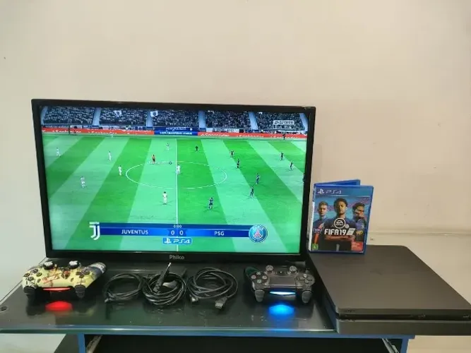 Playstation 4 Slim + 2 Controles + Fifa 19 + Todos os Cabos + HD de 500GB e Pronto pra Uso