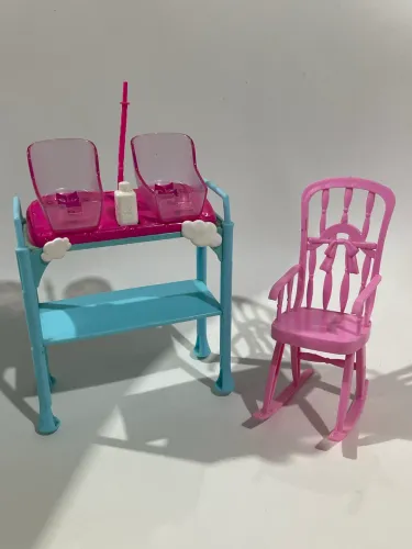 berço duplo e cadeira de balanço da linha Mattel Barbie Pediatra.