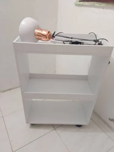 Carrinho auxiliar e luminária