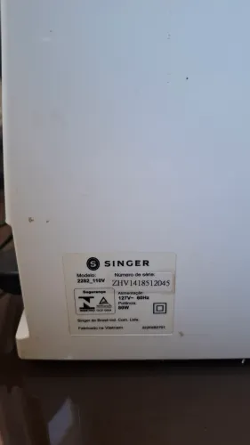 Maquina doméstica Singer 2282 ,casinha de botao em 1 unico passo  