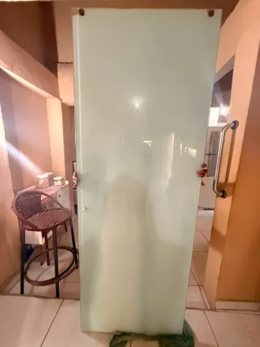 Porta de vidro 1,90 x 70 já com película instalada.
