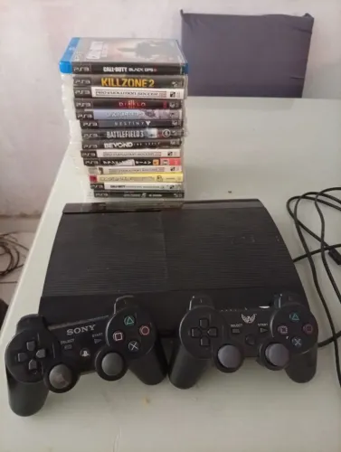 Ps3 com dos controles um original e outro paralelo mas 15 jogos