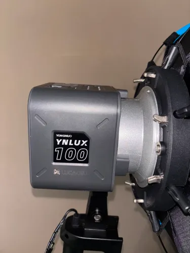Luz YNLUX 100W c/ tripé e suporte.