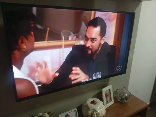 Vende-se tv 43 polegadas Semp em bom estado.