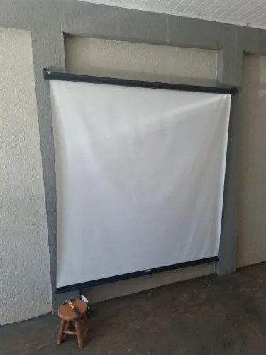 Tela projeção retrátil 1,80m X 1,80m de parede / teto