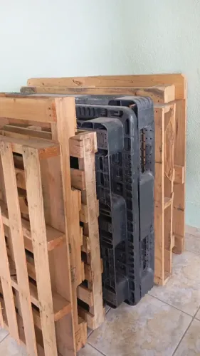 7 Pallet são 5 de madeira e dois de plástico bruto