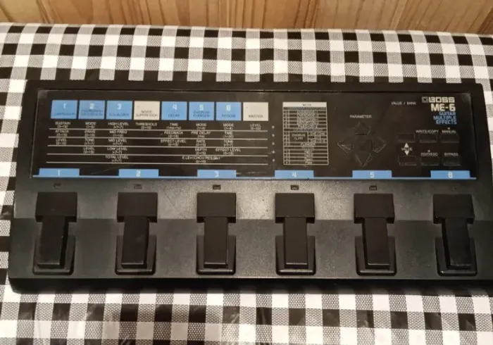 Pedaleira BOSS ME-6