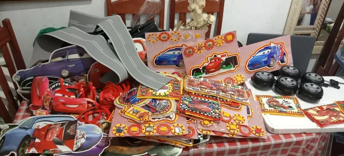 Decoração dos carros MC QUEEN feita a mão, usado.
