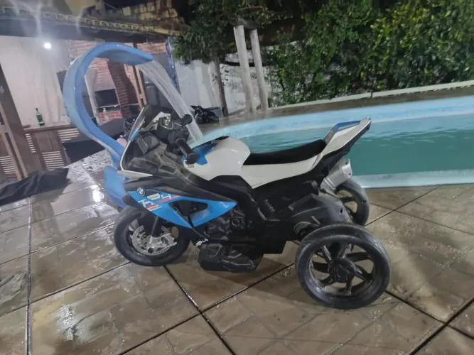 Vendo triciclo elétrico infantil até 6 anos