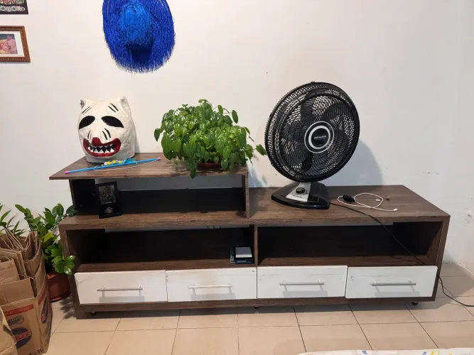Rack para TV 1,80m com 4 gavetas - Madeira e branco | Ótimo estado