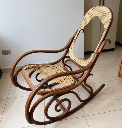 Cadeira de Balanço Antiga, estilo Thonet