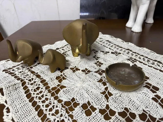 Jogo de Elefante e um cinzeiro em bronze