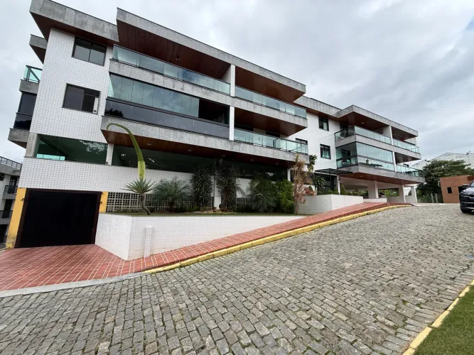 Apartamento amplo com 3 quartos, 1 suíte, para locação nas Braunes, Nova Friburgo RJ