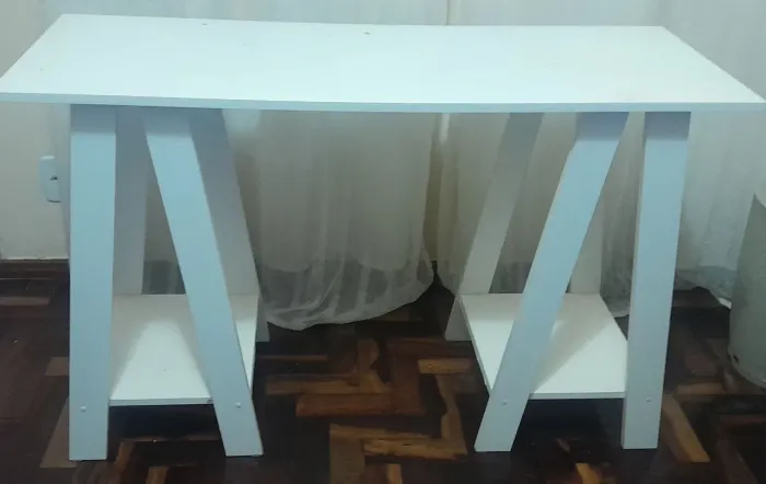 Mesa para estudo branca Politorno