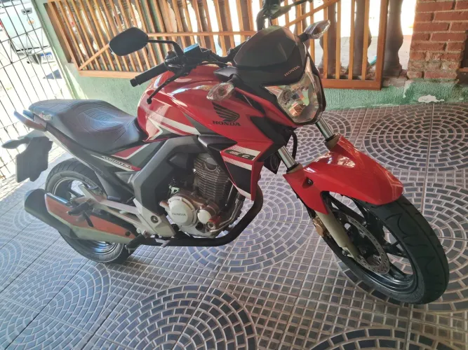 Vendo. Moto está em dia .em meu nome nada pra fazer só transferir 
