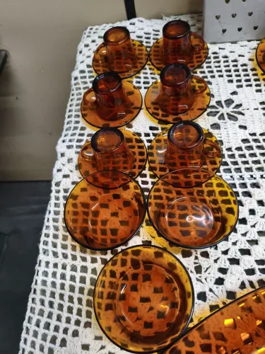 conjunto de jantar vintage da Duralex é feito de vidro temperado na cor âmbar com 58 pecas