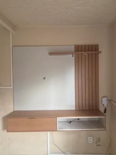 Painel e Rack Suspenso Bicolor com Detalhe Ripado para TV