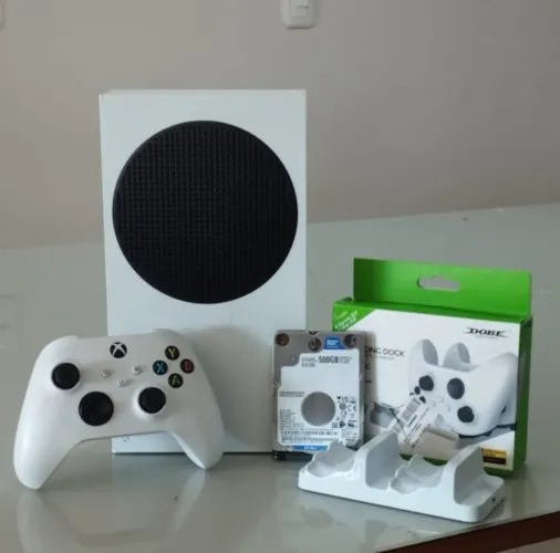XBOX SERIES S 500GB + 500GB HD EXTERNO + DOCK DE CARREGAMENTO + CONTROLE