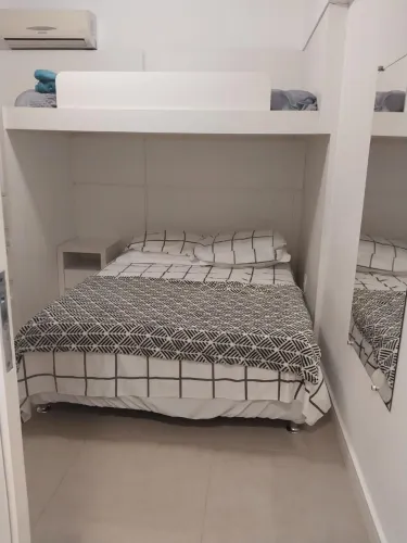 Vendo cama casal ( base com colchão conjugado)