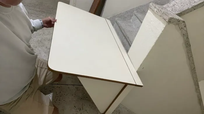 Mesa Retrátil de Madeira Antiga - Compacta e Funcional