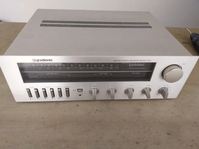 Vendo receiver Gradiente modelo 1360 muito novo e funcional.