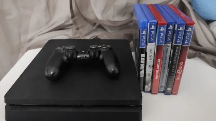 PS4 Slim 1TB + 6 Jogos Físicos + Lacre de Garantia Intacto<br>