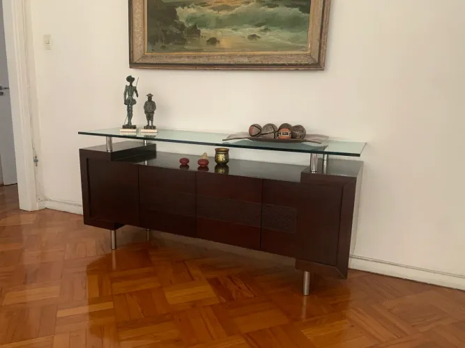 Buffet aparador da casa líder em madeira escura.