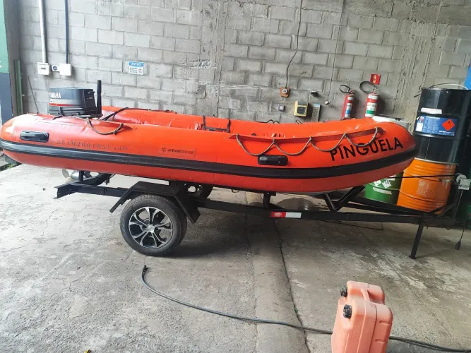 Barco de hypalon e fundo duplo de fibra.