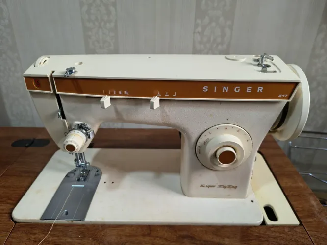 Máquina de costura Singer ZigZag com gabinete (Oportunidade)