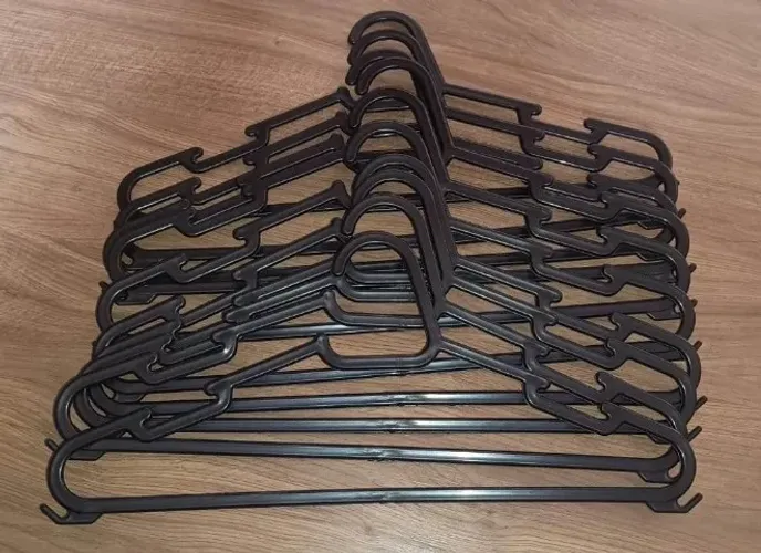 Kit Com 10 Cabides De Plástico Adulto Cor Preto