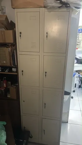 Vendo roupeiro de aço de 8 portas com tranca