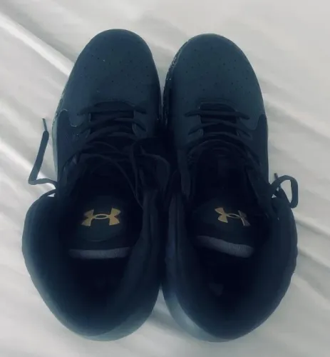 TENIS UNDER ARMOUR UA BAKET JET 21 BLACK ORIGINAL TAMANHO BR 42