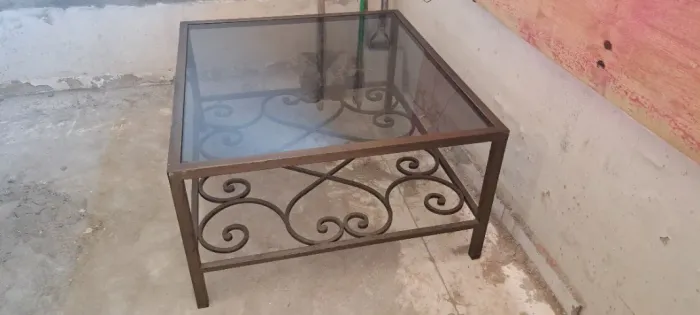Mesa de Centro de Vidro com Estrutura Metálica