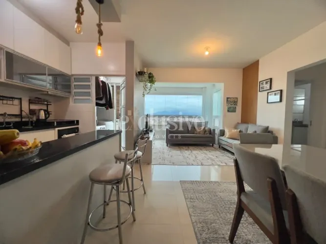 Apartamento semimobiliado com vista mar em condomínio clube