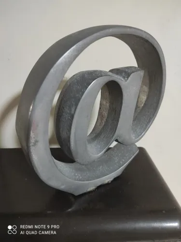 Escultura 'ARROBA' , alumínio: