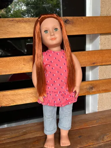 Boneca Sabina da linha Our Generation, um modelo articulado de aproximadamente 46 cm