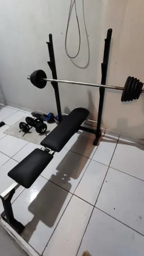 Banco de supino (Vários angulos) + 60kg, incluindo 2 Barras e 4 Halteres.