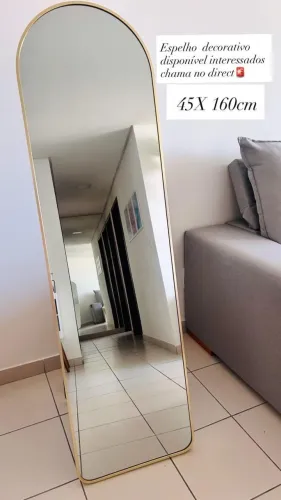 Espelho com moldura metálica 