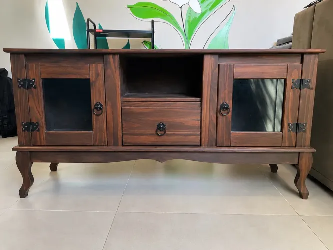 Este é um rack rústico de madeira maciça na cor imbuia da marca Shop Jm