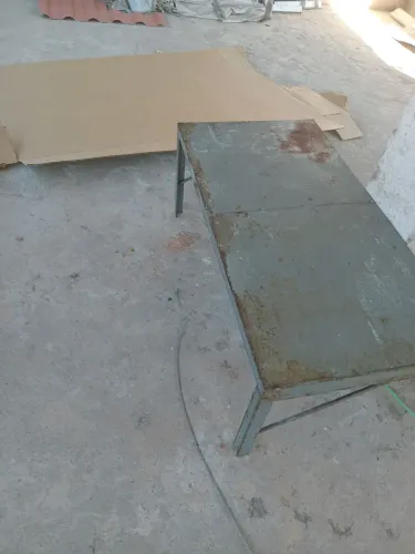 Bancada ferro galvanizado medindo 1.04 comp.por 60 de largura suporte 43cm altura