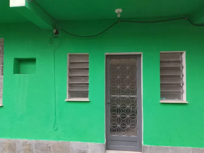 Aluga se casa de Vila térrea