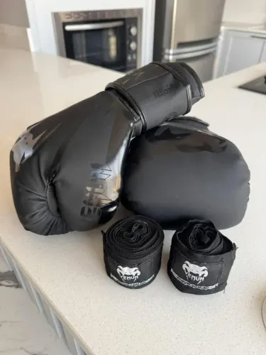 Combo Venum New Impact Evo Dark (luva+ 2m Bandagem) Cor Preto Tamanho 12oz