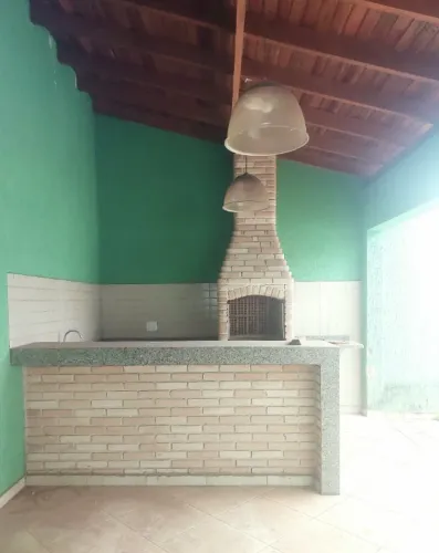 Casa no Centro a 150m da JK e Duque de Caxias, 3 Qts c/ Churrasqueira
