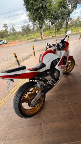 Moto SUZUKI muito conservada 