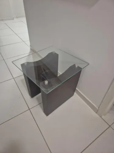 Mesa lateral de madeira com tampa de vidro